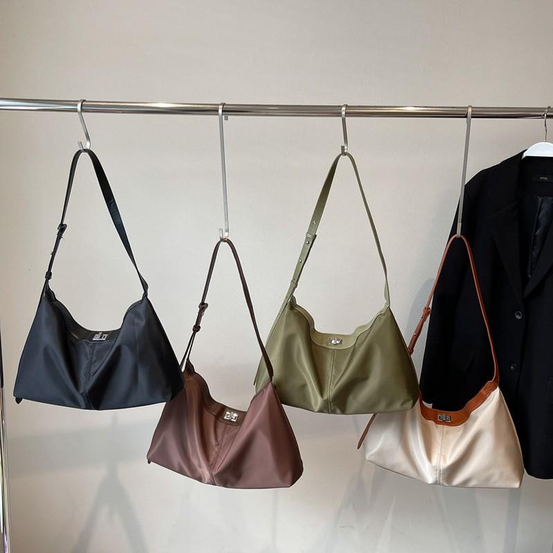 Minimalistische Damen-Tragetasche für Arbeit und täglichen Gebrauch, weiches Segeltuch, Schulter- und Crossbody-Stil für den Winter