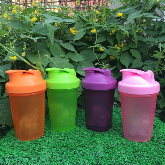 400-500 ml bærbar shaker vannflaskekopp med vispball av rustfritt stål