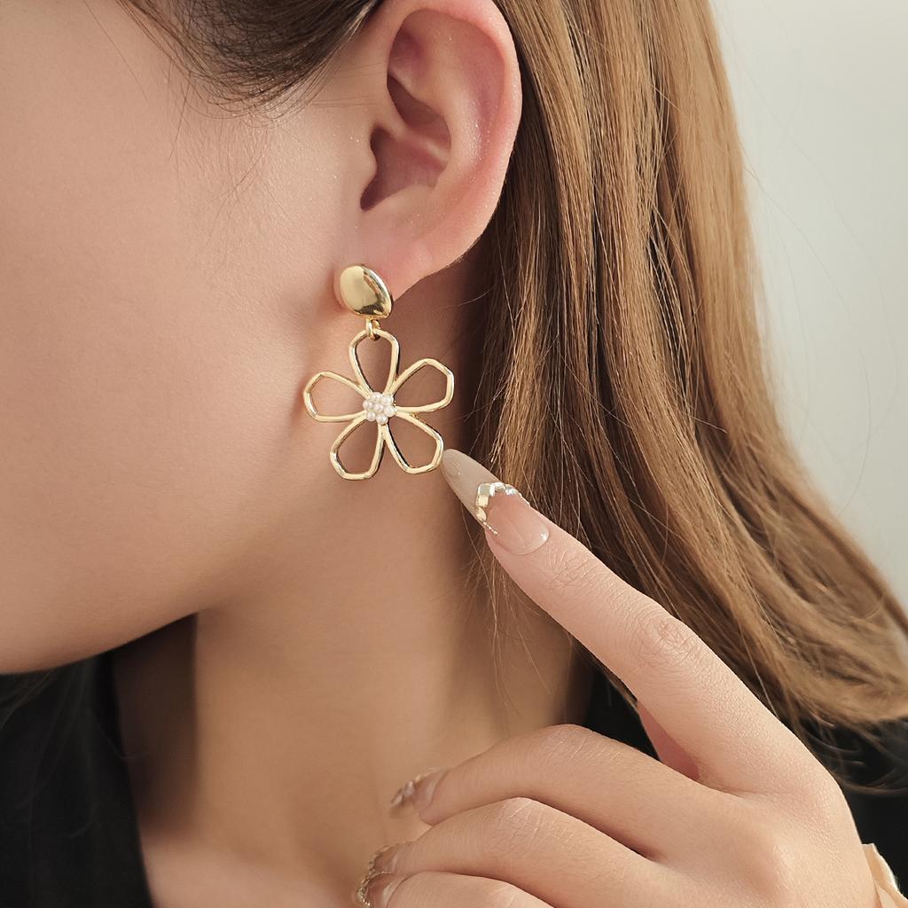 Retro Hollow Big Flower Pearl Stud Earrings, Light Luxury Design Sense, Simple Personality Temperament Earrings Women