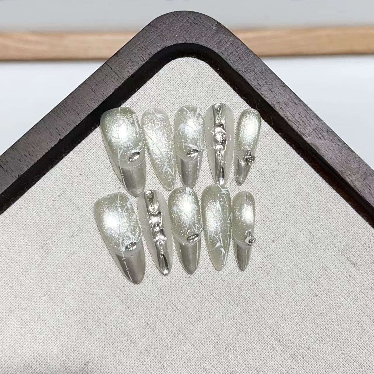 

Ношение брони Ручная работа Высококлассная атмосфера Расписанный вручную бамбук Китайский стиль Высокоглянцевый Кошачий глаз Волшебное зеркало Французский маникюр Large L