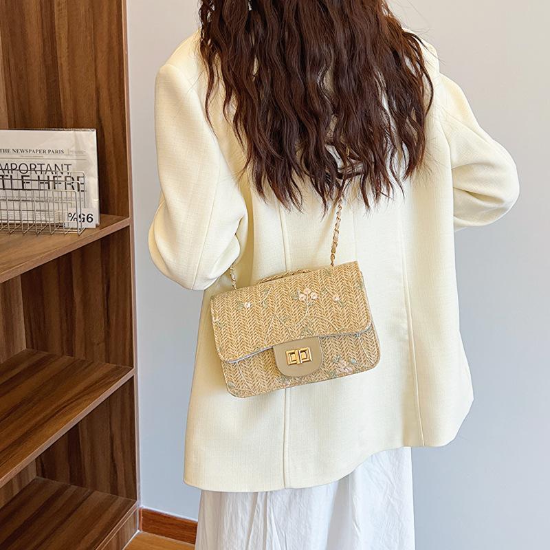 Woven lace flower square bag women's 2024 summer new popular straw lock chain shoulder messenger bag