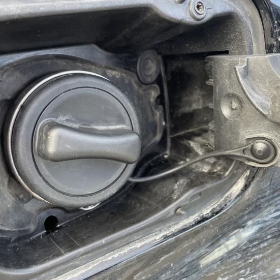 Tankdeckelhalter für Mercedes-Benz C-Klasse E-Klasse S-Klasse A2214700605 Langlebiges Ersatzteil Schwarzer Kunststoff Verlustsicherungsseil