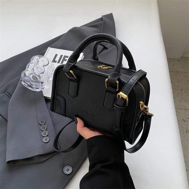 

Retro fashion pleated portable small bag women s new autumn and winter commuting versatile baseball bag niche messenger bag чорний