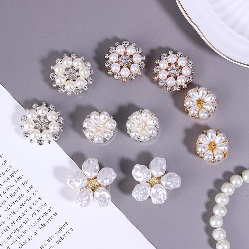 2 Stück Unregelmäßige Barockperlen Knopfabdeckungen Luxus Blume Manschettenknöpfe Knopfnadeln Hemd Dekoration