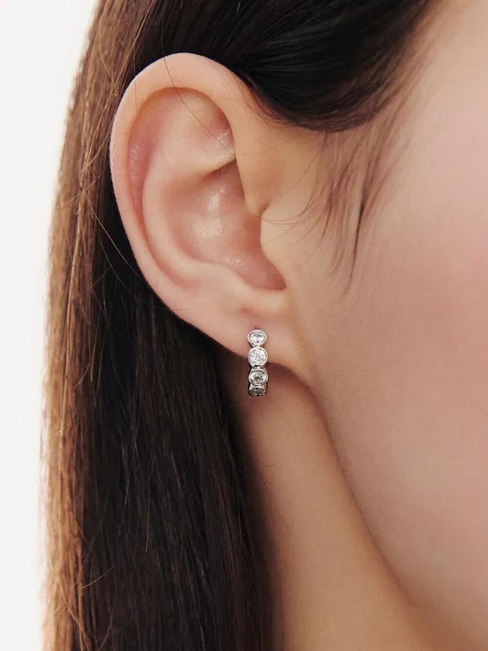 Essence (W) Round Bezel Tennis One-Touch Earrings S HL4E66462WBXXX