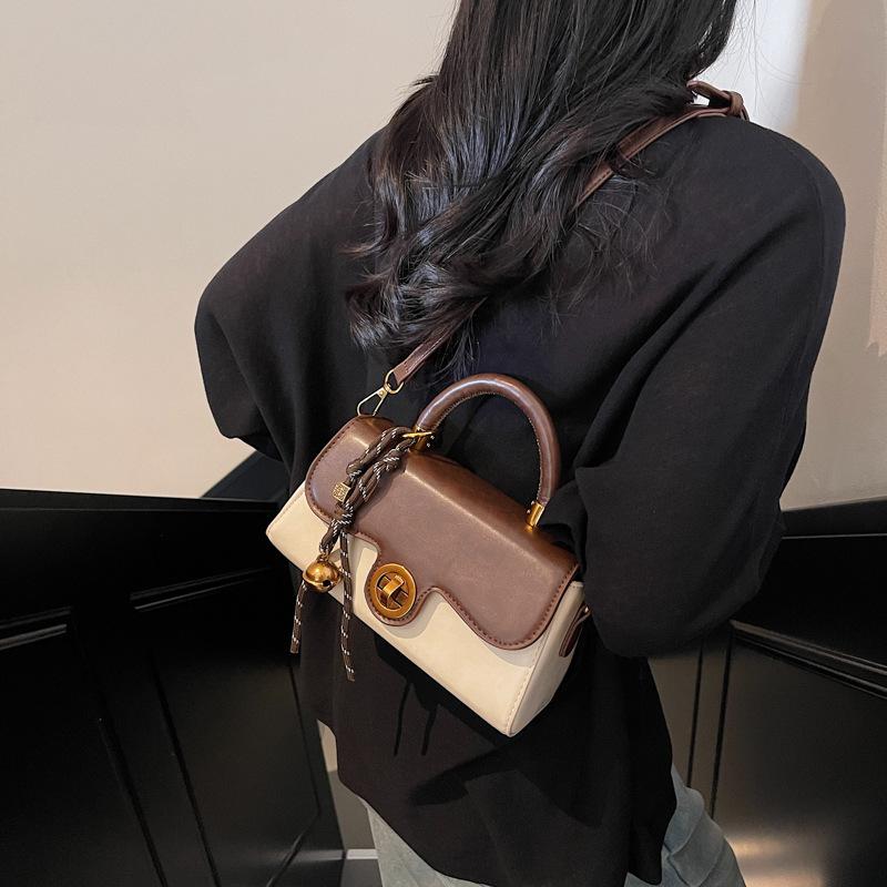 High-end fashion handbag women's 2025 new autumn and winter retro casual small square bag niche design shoulder bag