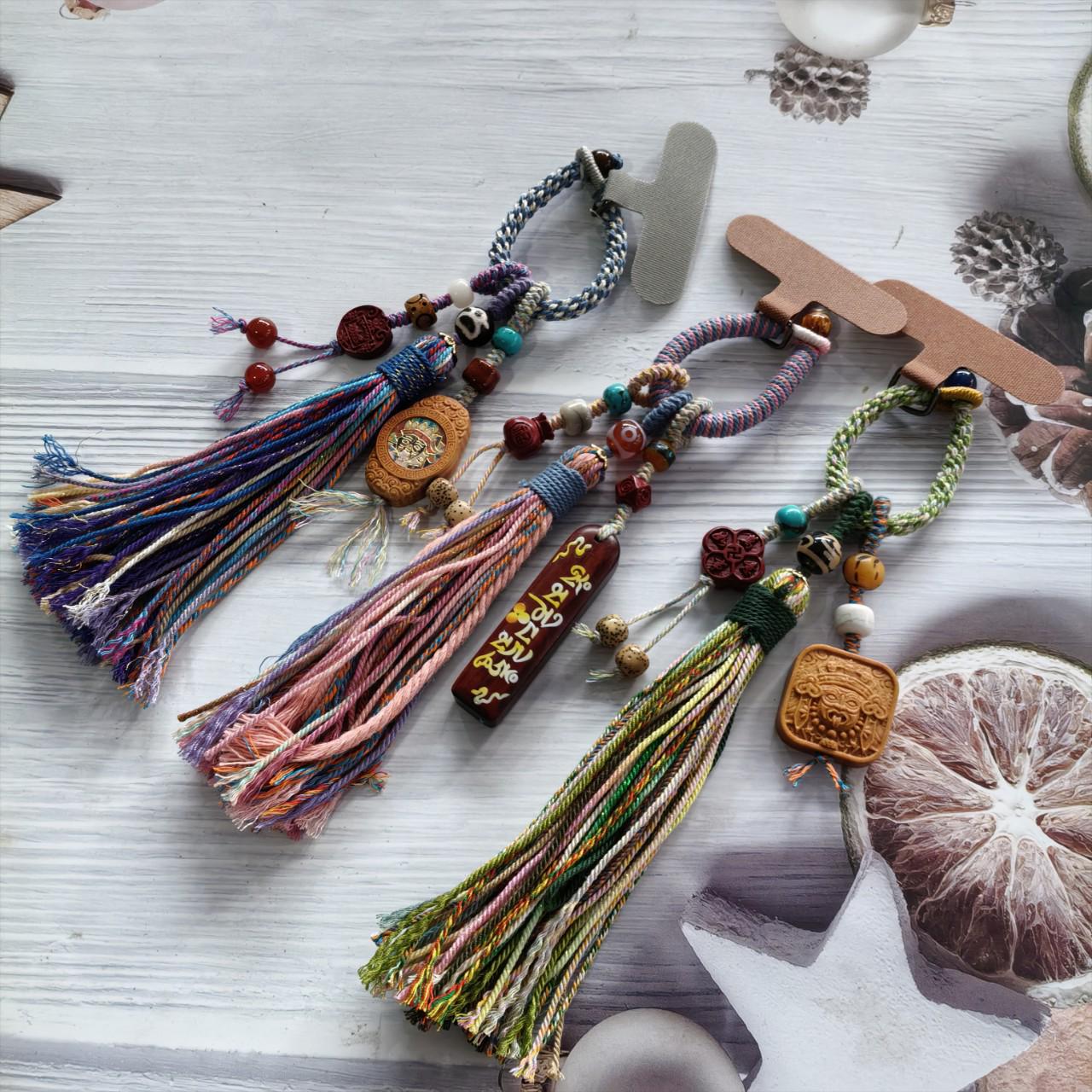 Zakilaam Ручная работа Этнический брелок для телефона с кисточками и шестислоговой мантрой 335-3
