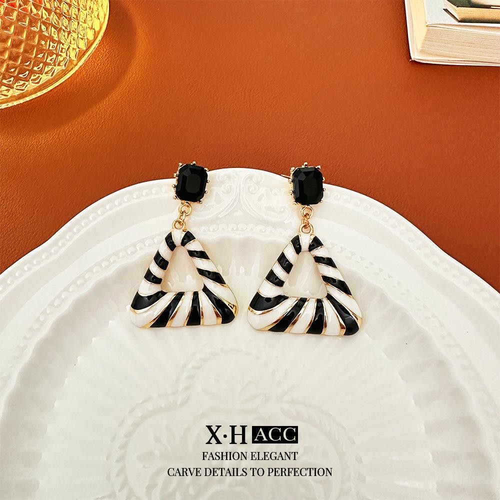 Vintage Bow Earrings: Timeless, High-End Retro Fashion Accessory