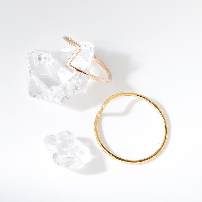 Prosty ultracienki gładki pierścionek z błyskawicą, wysokiej klasy pierścionek platerowany próżniowo, damskie akcesoria ze stali tytanowej