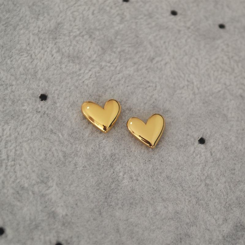 

Elegant Heart Textured Gold-Plated Brass Stud Earrings with 925 Silver Posts in Japanese and Korean Fashion золотой