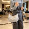 Sac à une épaule pour femmes avec plusieurs poches et bretelles à franges, Convient comme sac décontracté pour mère ou sac bandoulière.