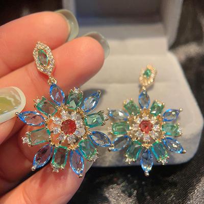 Ohrringe mit Zirkon-Mikro-Inlay in gemischten Farben und Blumenmuster für Damen, temperamentvolle Ohrringe mit Kupferbeschichtung, kurzer Stil, dekorativ für das Gesicht