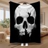 Gotischer Totenkopf, für Liebhaber von edgy Wohndeko, Weiche Decke, Rissiger Weißer Totenkopf auf Schwarz, Vielseitiger Gemütlicher Überwurf, Warmes Geschenk