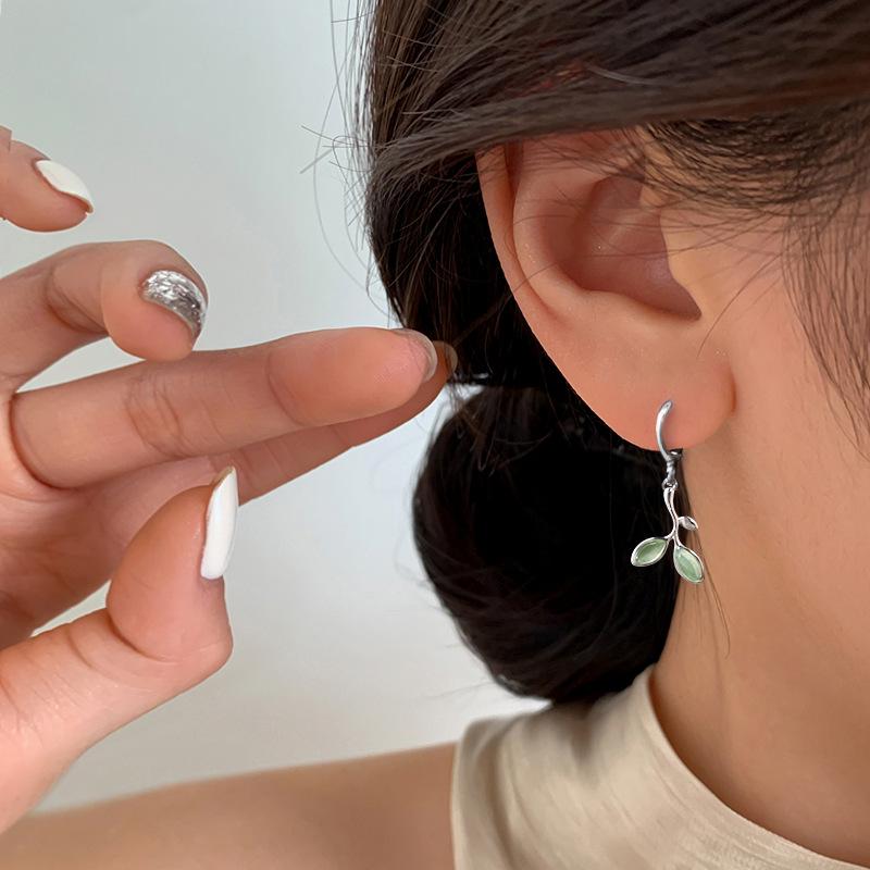 Korean Style Fresh Green Cat's Eye Leaf Earrings - Artistic Cute Bud Sprout Design