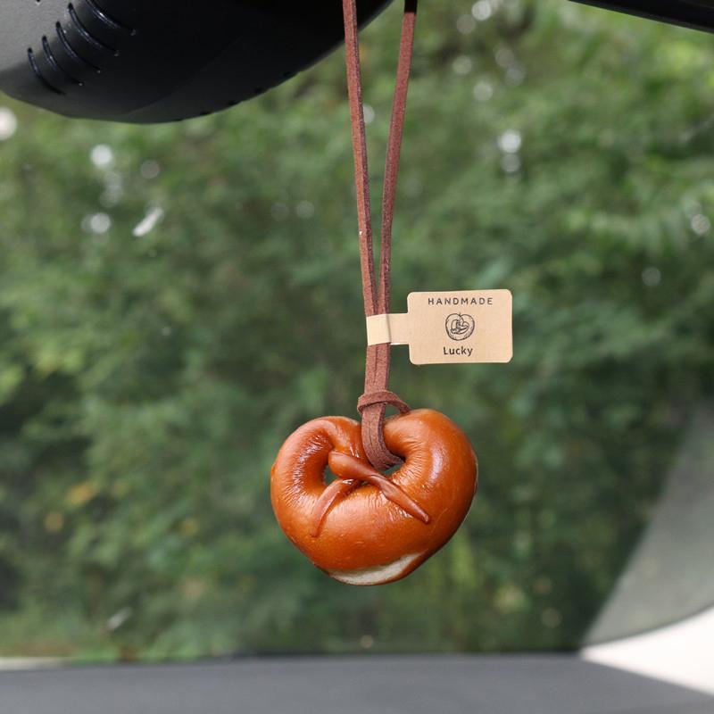 Lovely Bagel Alkaline Bread Pendant Cute Sweater Chain Pretzel Necklace Bag Hanging Car Interior Croissant Bag Accessory