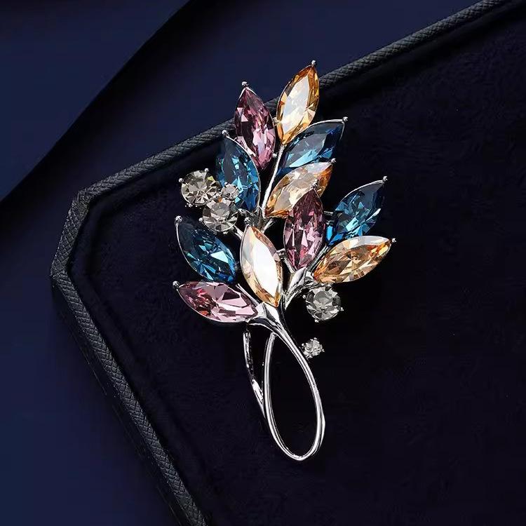 Färgspik Blomma Brosch Kvinnlig Nischad Designkänsla Kristallbrosch Temperament Utsökt Bukettnål Elegant Kostym Med Tillbehör