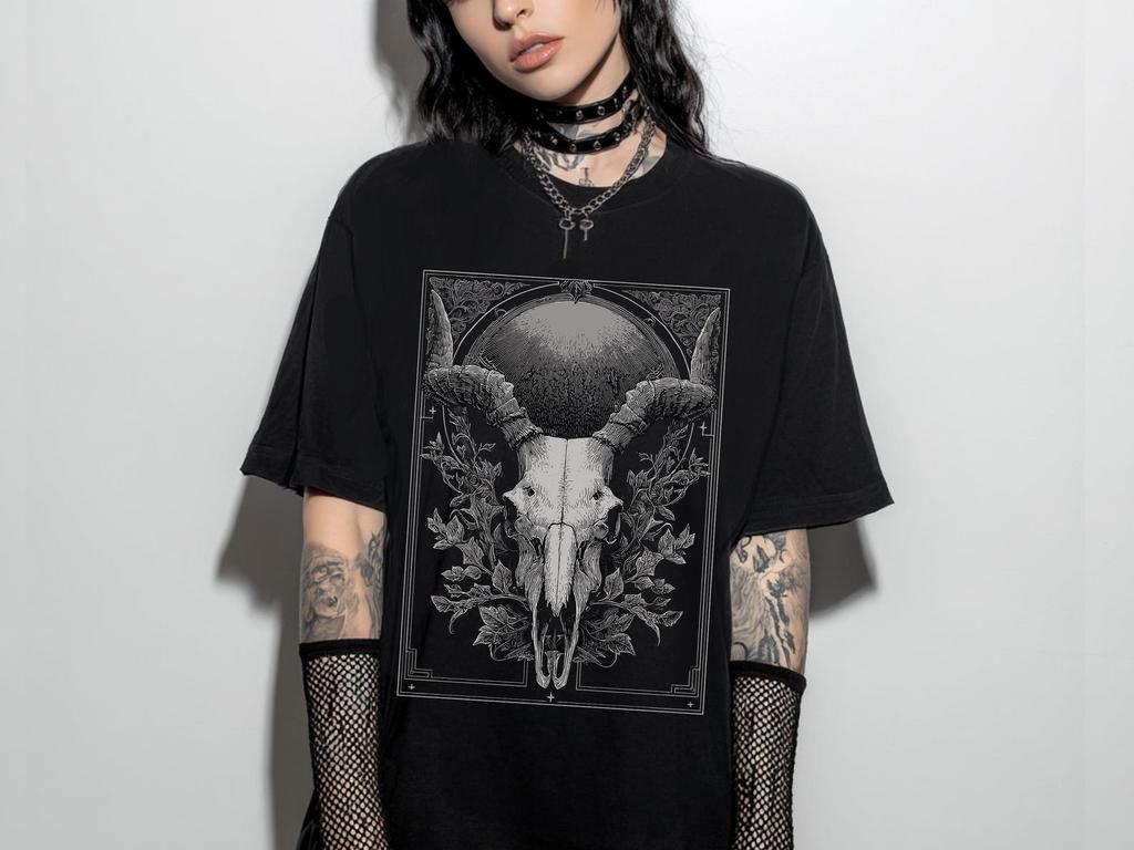 Unisex Bull Skull Witchy Gothic Graphic T-Shirt, Emo Goth Grunge Shirt, Whimsigoth Dark Academia Clothing, Alt Gothic Top Goth Gift For Her