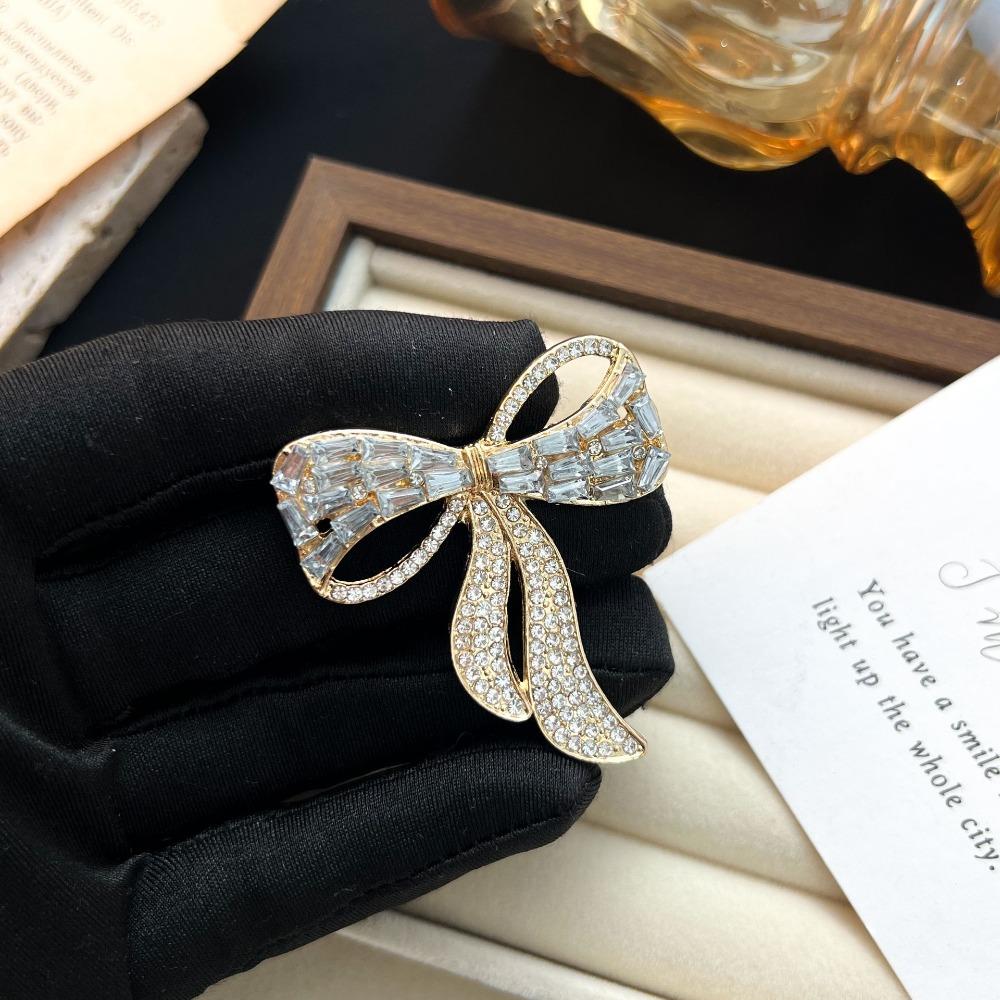 Diamond Butterfly Versatile Simple Brooch Flower Anti-light Pin Clothing Accessories Corsage