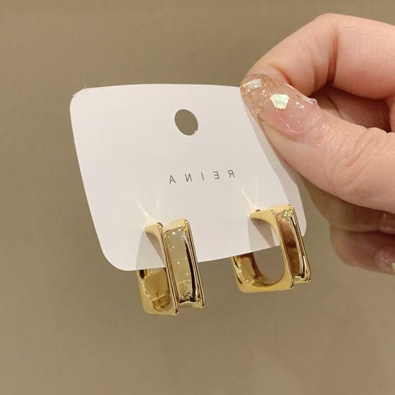 Минималистичные квадратные серьги-кольца: Шикарно, Просто и Элегантно.