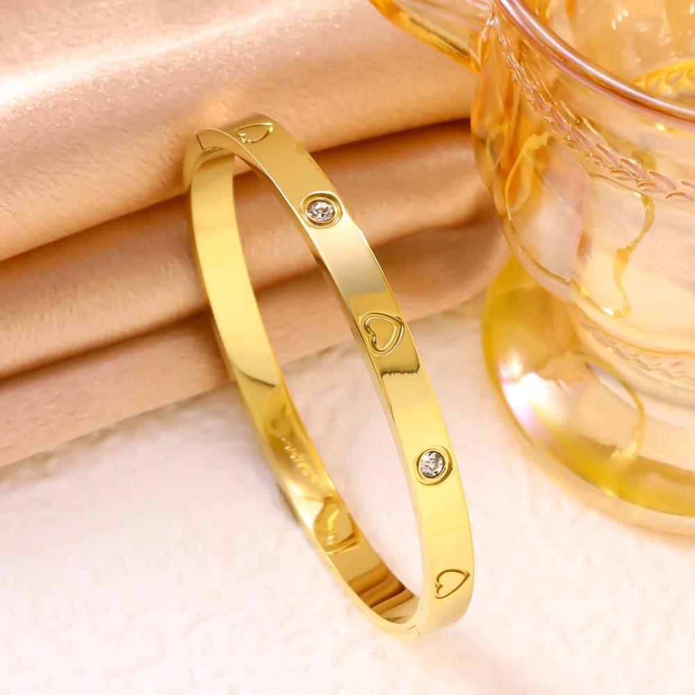 Fashion Diamond-Studded Titanium Steel Heart Bracelet with Peach Heart Buckle