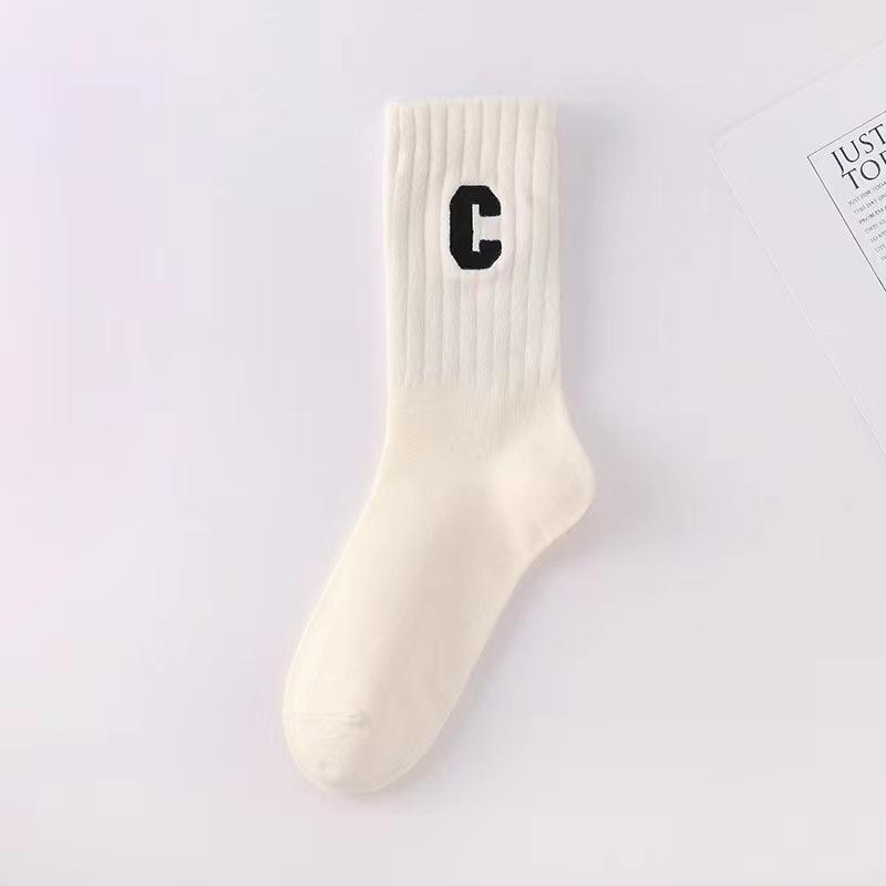 

Женские хлопковые носки средней длины Big C — в студенческом стиле, модные, универсальные, идеально подходят для весны, осени и зимы. 1 Pair белый