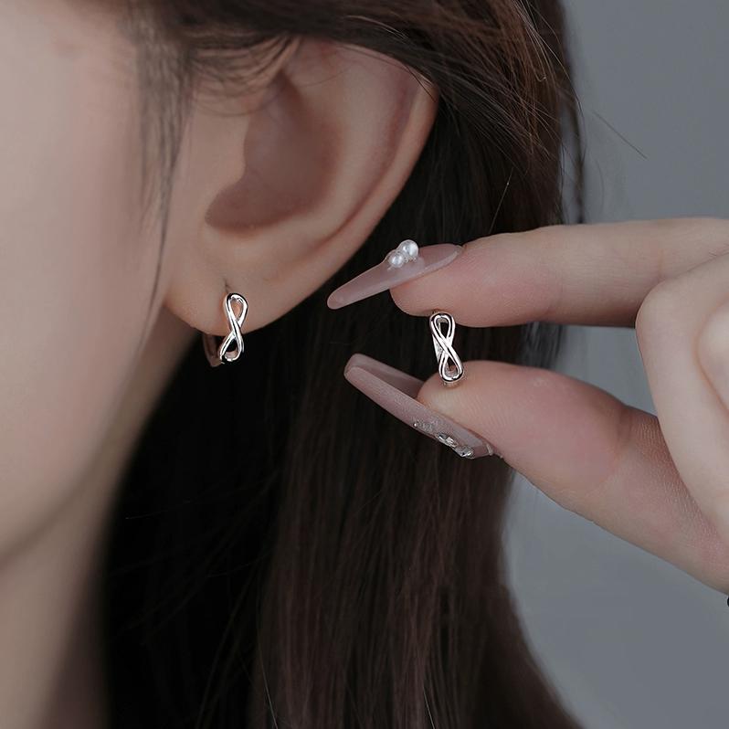 

Mobius Ring Design Minimalist Ear Cuff, Unique Versatile Solid Earrings for Women