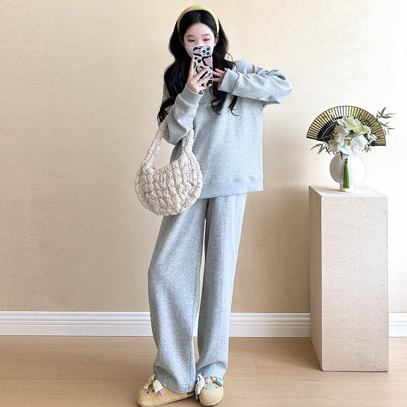 

Модний осінній светр для вагітних - модний комплект із двох частин, який не відповідає віку M