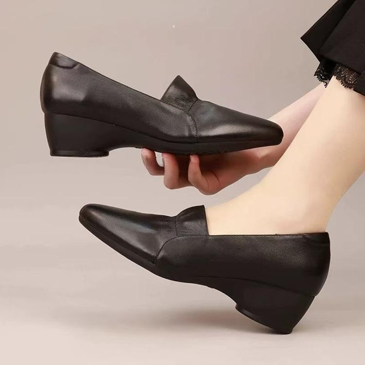 New spring soft leather single shoes women s thick heel medium heel black women s shoes mother shoes shallow mouth pointed wedge heel shoes 35 чёрный