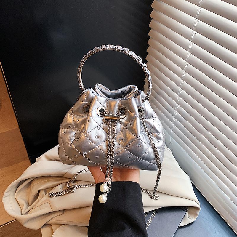 Niche portable bucket bag women's spring new fashion diamond chain bag high value messenger bag