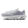 Nike Motiva Photon Dust Sneakers da donna Grigio chiaro-fumo-grigio metallizzato-peltro DV1238-010