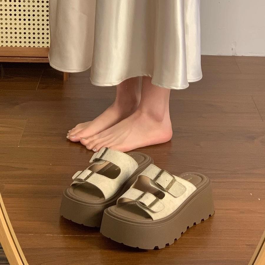 Lässige Mode-Slipper Damen Sommer 2025 neu High-End-Mode vielseitig Ein-Wort-Schlappen coole Slipper Muffinsohle