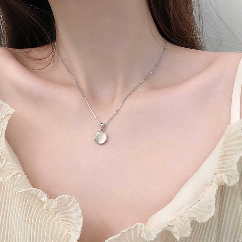 Luxuriös vergoldete weiße runde Mondstein-Anhänger-Halsketten für Damen Modeschmuck Choker Schlüsselbeinkette Kurze Charm-Halskette