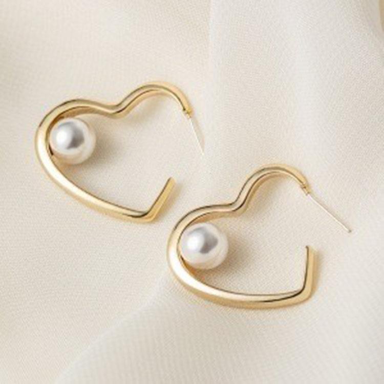 Temperament simple pearl love stud earrings women's light luxury niche design sense high sense Korean versatile earrings ear jewelry