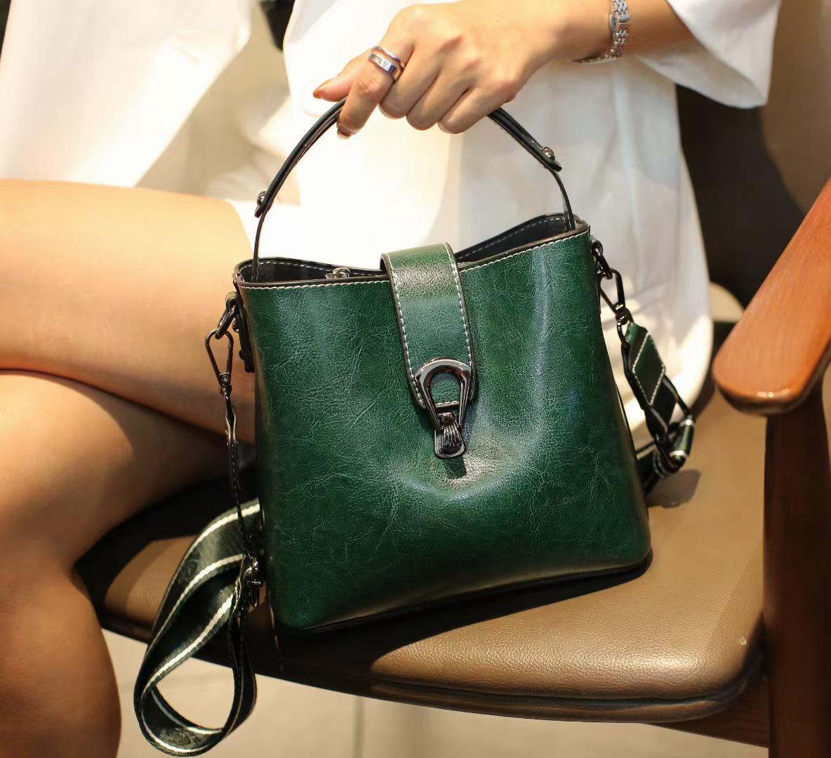 

2026 Women s European & American Style Oil Wax Leather Bucket Tote Bag 20x10x18CM зелёный