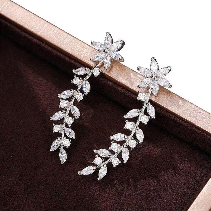 

Fashionable flower earrings золотой