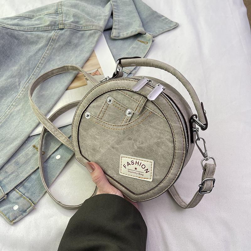 

Модная текстура маленькая женская сумка 2024 года, новая модная нишевая сумка-мессенджер, повседневная иностранная сумка в переносном стиле, маленькая круглая сумка светло-серый