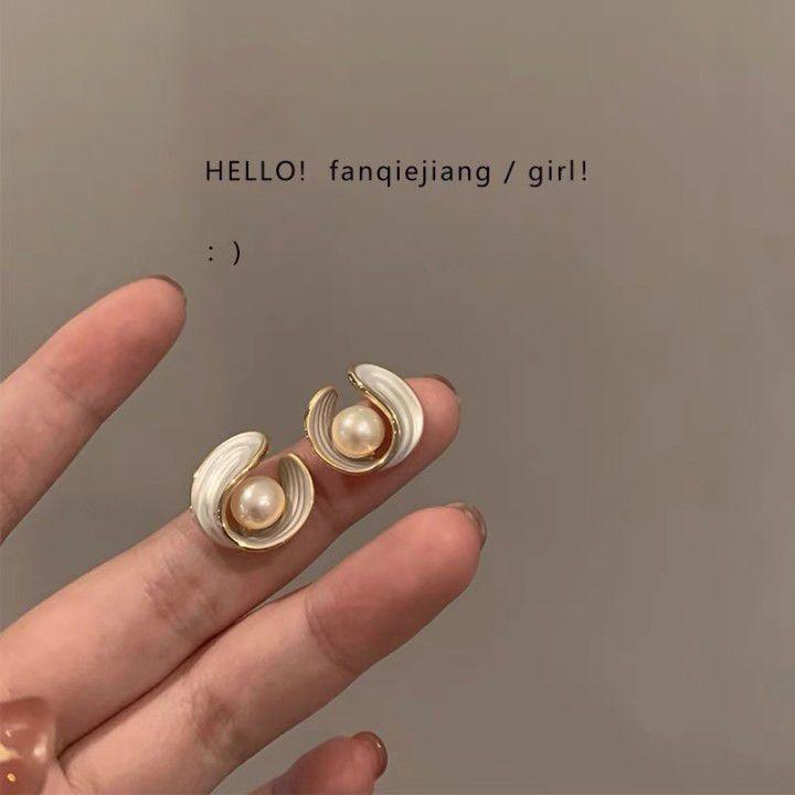 Temperament Pearl Stud Earrings New Versatile Design Simple Flower Earrings Niche Earrings