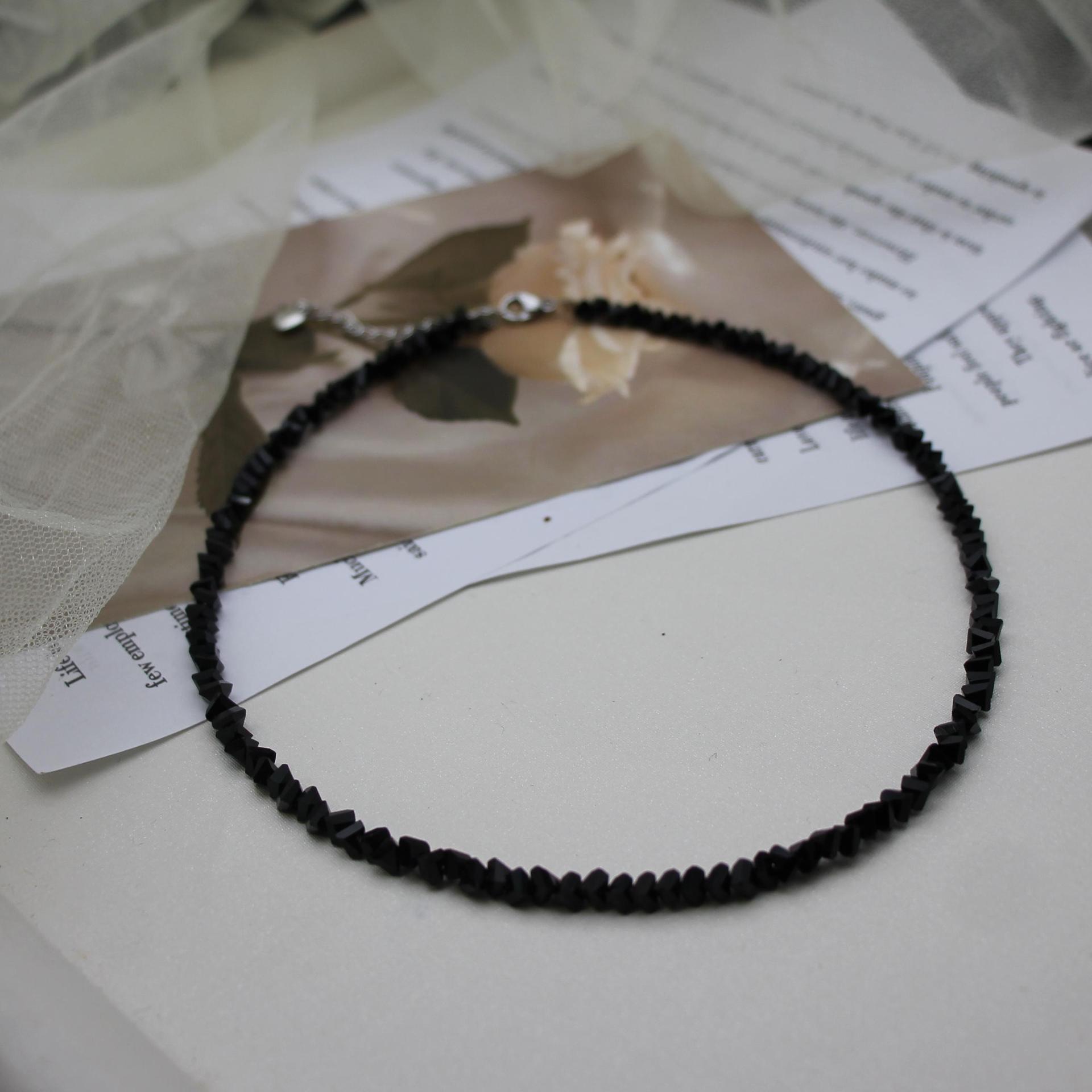 

Beaded Collarbone Chain, Fashionable Layered Necklace for Women, Cool and Laid-back Style. чорний