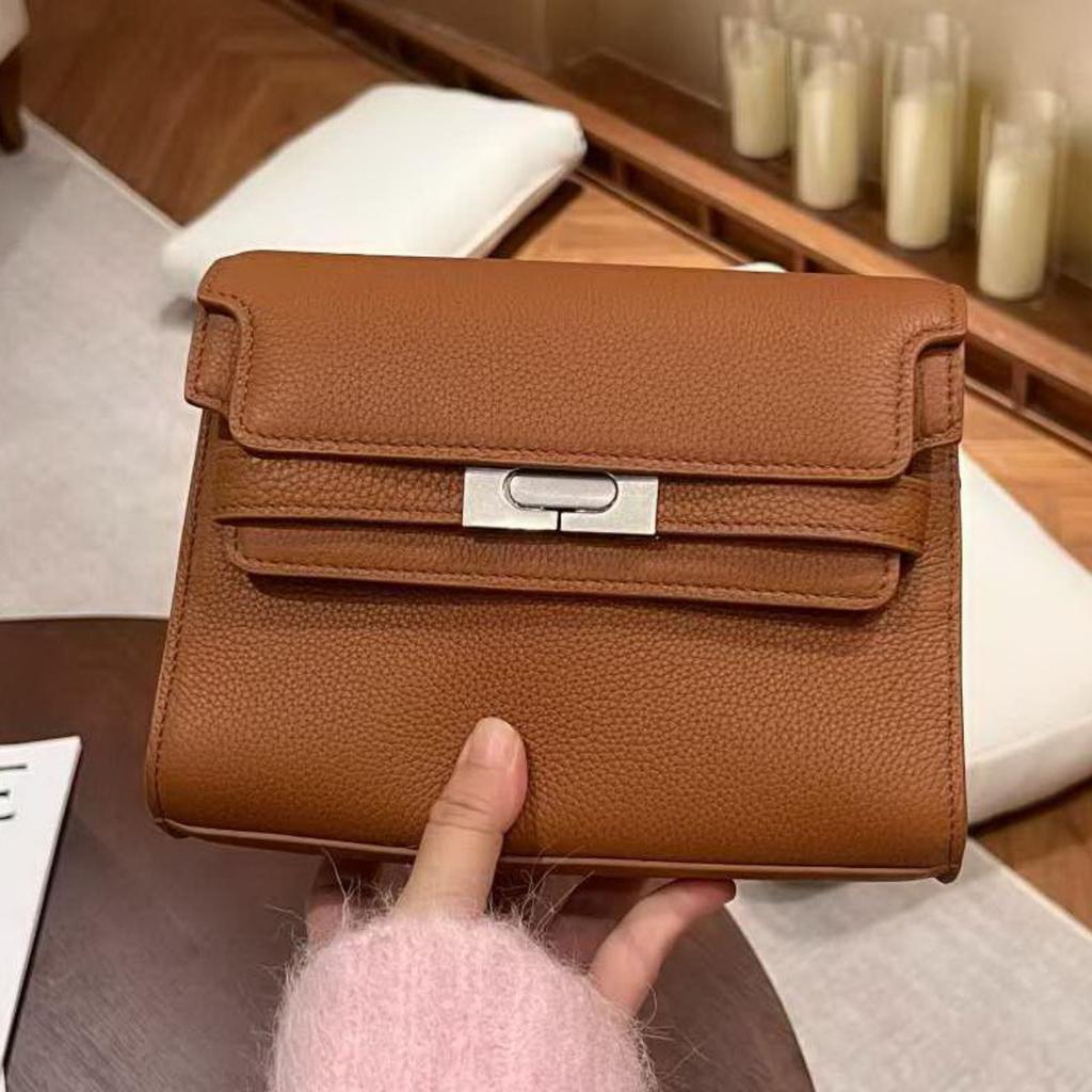 2026 new exquisite and trendy women's oblique span small square bag, first-layer cowhide handbag, genuine leather handbag, and lower bag.