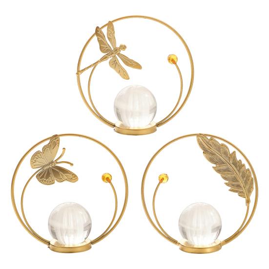 Künstliche Kristallkugel mit goldenem Metallständer Moderne Blatt-/Schmetterlings-/Libellen-Skulptur mit Glaskugel für Regal Couchtisch TV-Schrank Büro