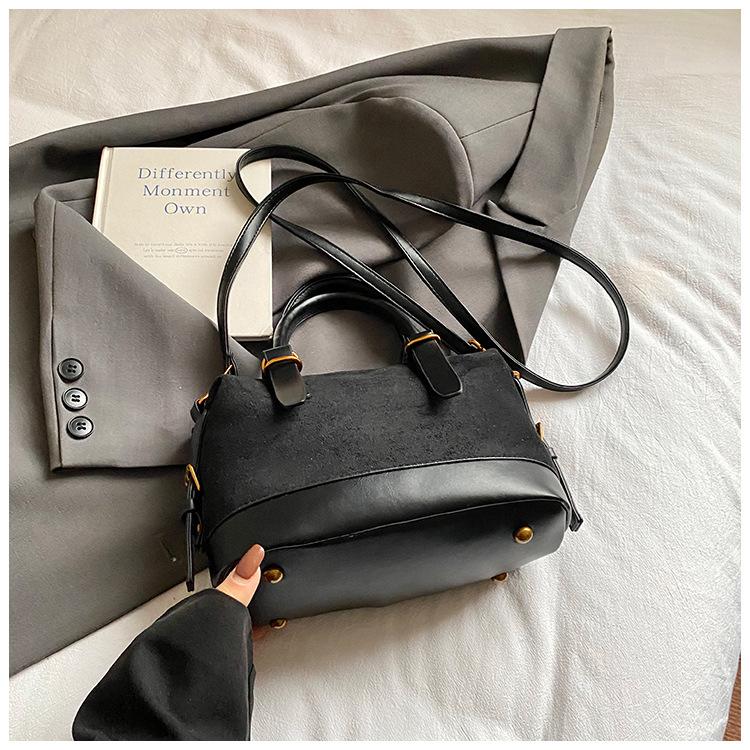 

Retro niche portable bowling bag women s autumn new trendy commuter bag high value messenger bag