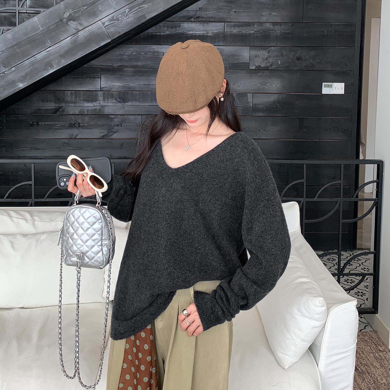 

Loose V-neck Pullover Sweater for Women - Stylish Autumn/Winter 2025 Knitwear M