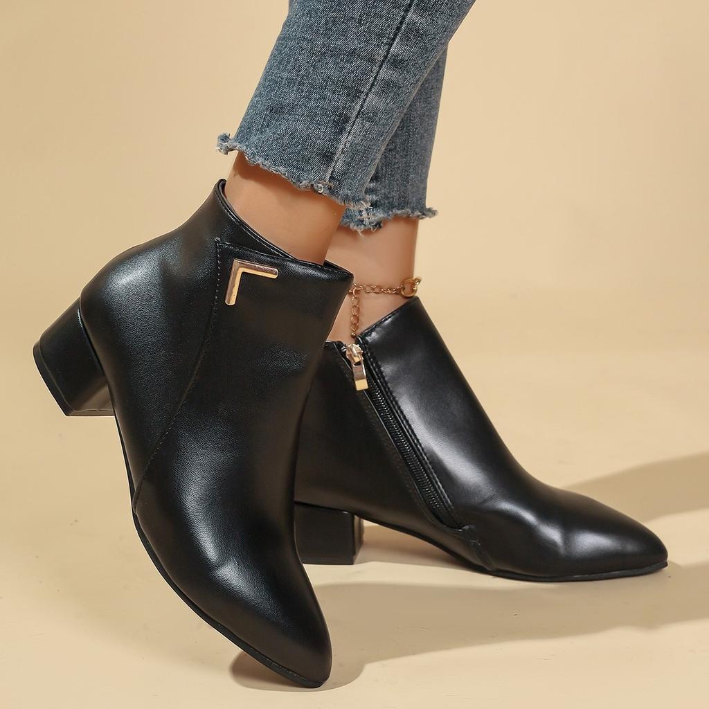 Sharp Pointed Side Zipper Boots 2025 Autumn New Item Large Metal British Style Mid Heeled Short Boots for Women