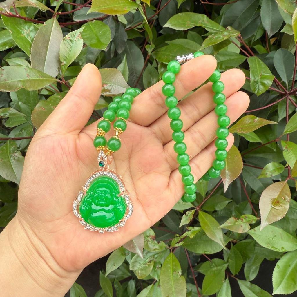 Women's Luxurious Fan-Shaped Necklace with Rhinestones and Imitation Hetian Jade Beaded Chain