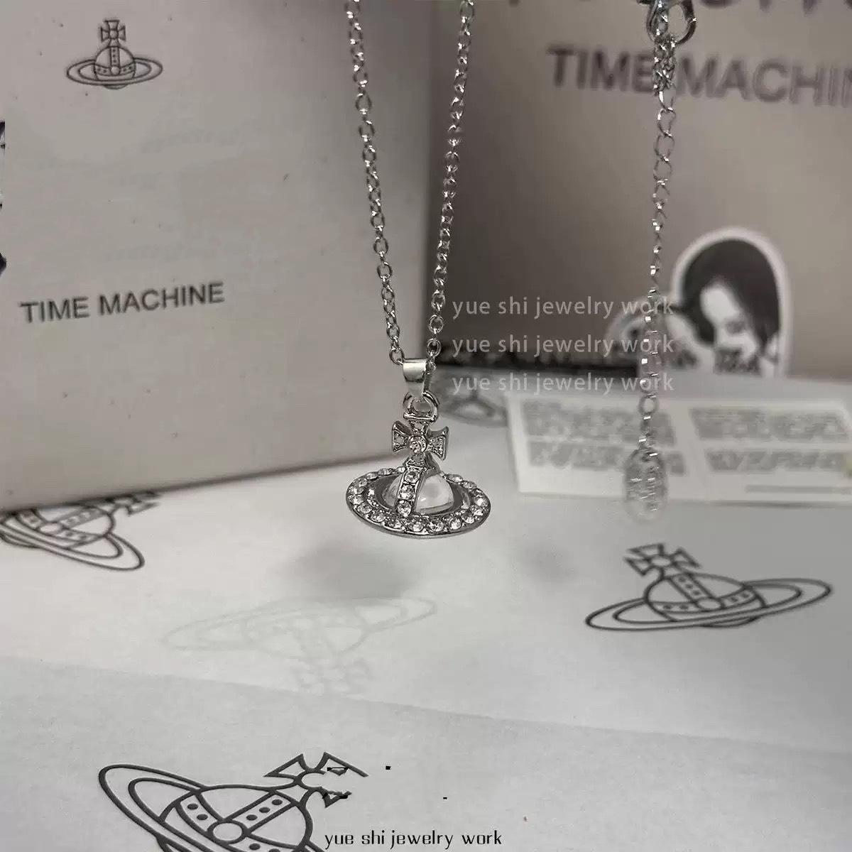 

Кольє-чокер Westwood Saturn: Висока версія, середній розмір, жіночі намистини 10 мм, застібка з логотипом. Detail with Complete Three Logos