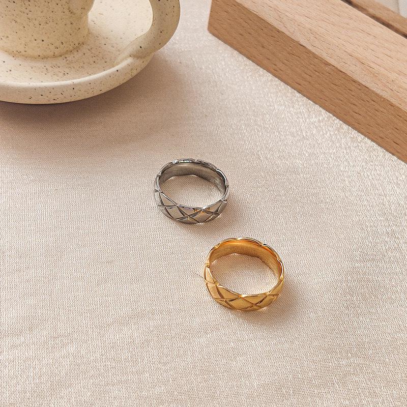 Anillo Minimalista de Moda con Rejilla de Diamantes de Acero de Titanio Dorado - Estilo Francés, No se Desvanece, Joyería de Moda para el Dedo Índice para Parejas