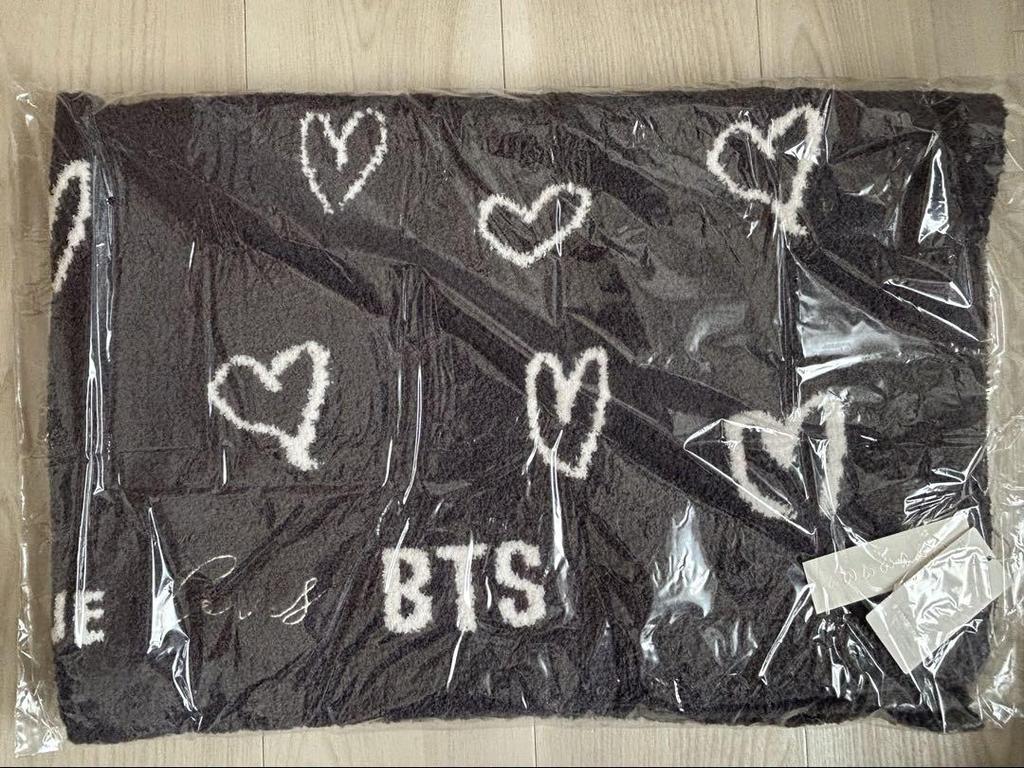 [USED] Price reduced: Gelato Pique x BTS BLANKET GLAY