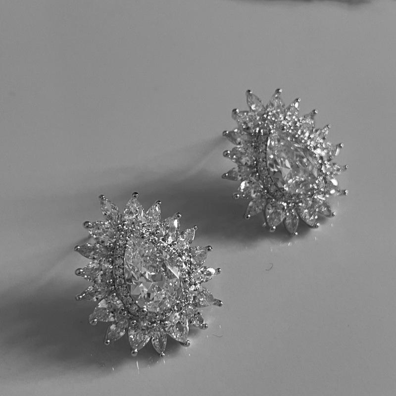 

Супер яркие серьги-пусеты в виде капли воды из циркона, легкая роскошь, высокое чувство моды, изысканные серьги в придворном стиле, темпераментные универсальные серьги