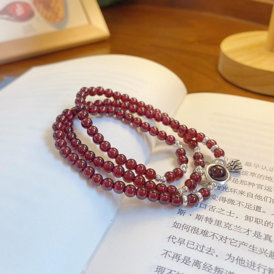

Natural garnet bracelet for women, alloy strawberry crystal triple-garnet bracelet, niche light luxury jewelry, gift for girlfriend 14cm