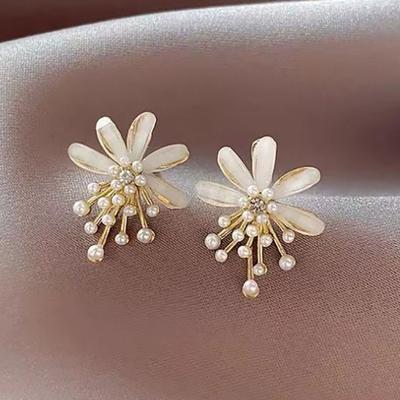 2023 novos brincos de flor com temperamento, brincos de pérola, brincos de pino, design de nicho de verão feminino, brincos de alta qualidade